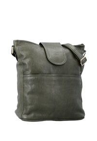 Borsa a tracolla in pelle verde oliva con chiusura a patta, tracolla regolabile e tasca frontale; texture liscia e forma strutturata.