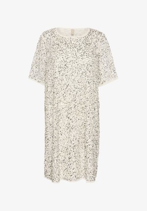 Rochie albă decorată cu paiete, cu mâneci scurte și guler rotund, având o croială lejeră și accente strălucitoare de argint pe întreaga suprafață.