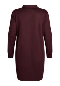 Robe polo à manches longues bordeaux avec un col, en tissu texturé. Silhouette droite avec un ourlet légèrement arrondi et sans accents visibles.