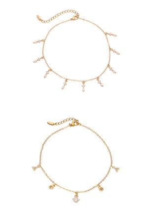 Dwie delikatne bransoletki z złotego łańcuszka, jedna z małymi, zwisającymi kryształowymi klastrami, druga z geometrycznymi i sercowatymi zawieszkami.