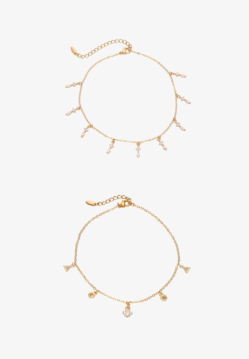 Dwie delikatne bransoletki z złotego łańcuszka, jedna z małymi, zwisającymi kryształowymi klastrami, druga z geometrycznymi i sercowatymi zawieszkami.