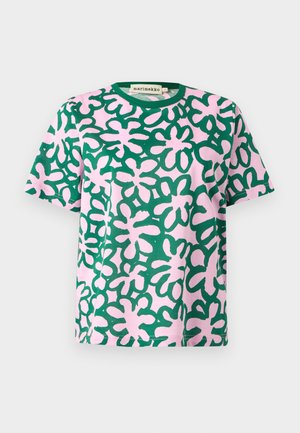Camiseta de manga corta con patrón floral abstracto en verde y rosa y cuello acanalado verde, etiqueta de la marca Marimekko visible.