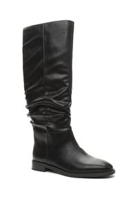 Čierna kožená čižma po kolená s nízkym podpätkom, okrúhlou špičkou a mierne povoleným zvrškom.