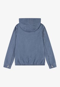 Ljusblå denimjacka med huva, långa ärmar och drageffekt i nederkant. Subtil textur med tryckknappdetaljer på ärmsluten.