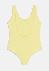 Maillots de bain une pièce jaunes avec des bretelles larges, décolleté en cœur, texture lisse et silhouette ajustée. Pas de motifs ni d'accents supplémentaires.