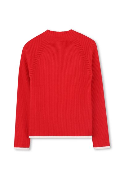 Maglione rosso a coste con maniche lunghe, caratterizzato da un colletto alto e dettagli bianchi sull'orlo dei polsini e nella parte inferiore. Texture a coste su tutta la superficie.