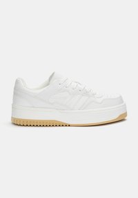 Sneaker bianca con tomaia in pelle testurizzata, design con lacci, colletto imbottito e una spessa suola bianca. Presenta una suola in gomma naturale.