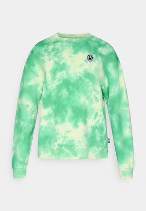 Zeleni tie-dye duks s mekanom teksturom, okruglim izrezom, dugim rukavima i malim logom na prsima. Tkanina je mekana i ležerna.