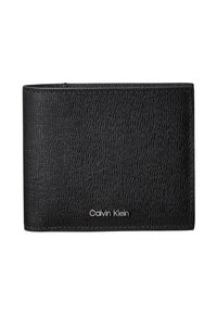 Cartera negra de cuero texturizado con un logo plateado de Calvin Klein en el frente. Diseño compacto y plegable con múltiples ranuras para tarjetas.