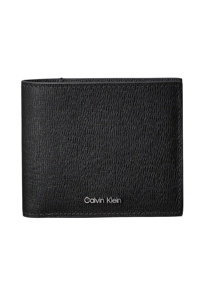 Cartera negra de cuero texturizado con un logo plateado de Calvin Klein en el frente. Diseño compacto y plegable con múltiples ranuras para tarjetas.
