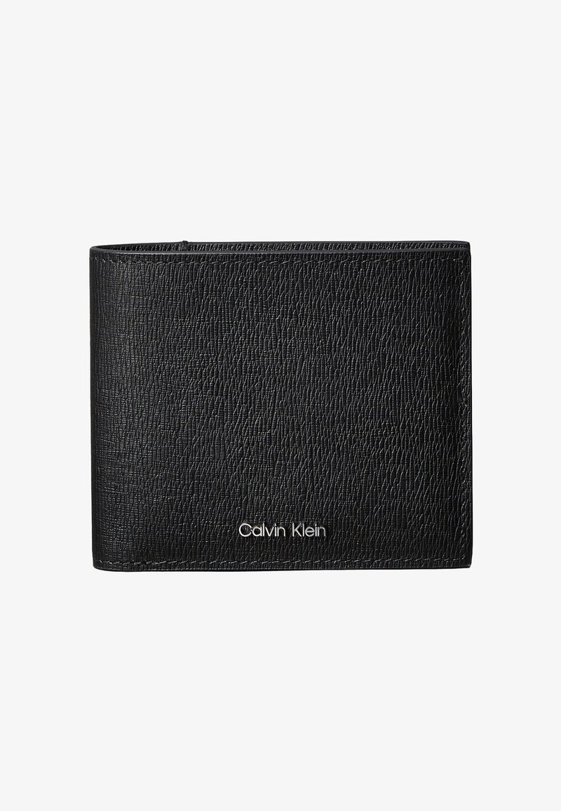 Cartera negra de cuero texturizado con un logo plateado de Calvin Klein en el frente. Diseño compacto y plegable con múltiples ranuras para tarjetas.