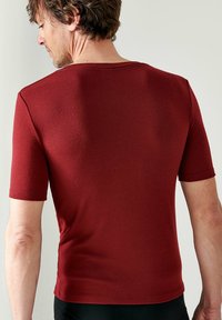 Damart COL V THERMOLACTYL SENSITIVE MANCHES COURTES - Maglietta intima - rouge