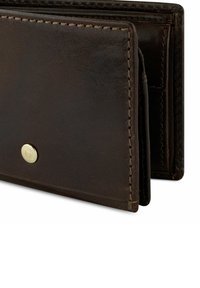 Braune Leder Geldbörse mit genähtem Rand, einem goldenen Druckknopf und mehreren Kartenfächern, die beim leichten Öffnen sichtbar sind.