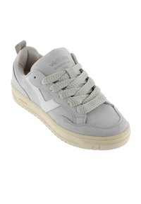 Sneaker in camoscio grigio con accenti bianchi testurizzati, punta rotonda e lacci piatti. Presenta una suola imbottita e dettagli cuciti sul lato.