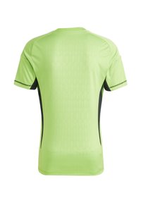 Camiseta atlética verde con mangas cortas, textura suave y acentos laterales negros. En la parte posterior tiene un patrón sutil de formas de diamante.