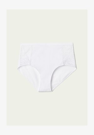 Bragas blancas de cintura alta con acentos de encaje en los laterales, textura de algodón suave y cinturilla elástica, con un diseño simple.