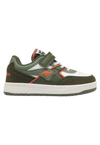 Grüne und weiße Sneaker mit Wildledertextur, ausgestattet mit einem Klettverschluss, orangen Akzenten und einer strukturierten Gummisohle. Känguru-Logo an der Seite.