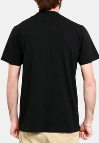 T-shirt nera in cotone con maniche corte, colletto a giro, e una texture liscia. La vista posteriore non mostra grafica né accenti visibili.