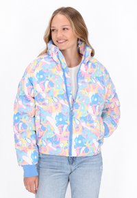 Barevná pufová bunda se směsicí abstraktních vzorů v růžové, modré a žluté barvě, s vysokým límcem a zipem vpředu.