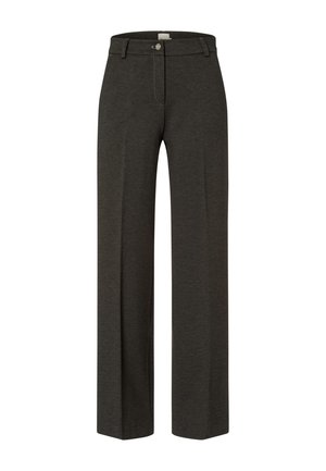 Graue weit geschnittene Hose mit glatter Textur, die einen vorderen Knopfverschluss und Kontrastnähte entlang der Taschen und Nähte aufweist.