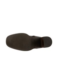 Semelle de chaussure en cuir marron avec une surface texturée, présentant des rainures horizontales pour une meilleure adhérence, une forme de bout arrondi et un branding minimal.