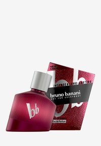Botella de perfume Bruno Banani en vidrio rosa degradado, con textura acanalada y tapa plateada. Acompañada de una caja colorida que presenta un texto en negrita.