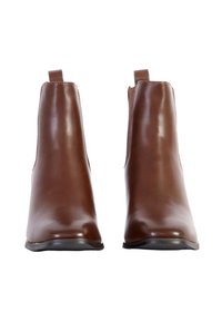 Bottes chevillères en cuir marron avec une finition lisse, un bout pointu et des panneaux latéraux élastiques. Présente un petit talon empilé et des languettes de tirage.