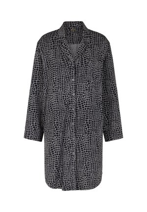 Lang, knappet skjorte i sort med et tekstureret lys grå reptilmønster; har krave, lange ærmer og en brystlomme.