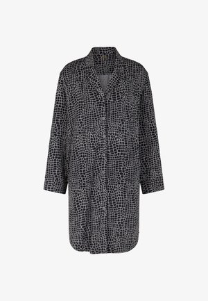 Chemise longue à boutons noire avec un motif reptile texturé gris clair ; elle possède un col, des manches longues et une poche sur le devant.