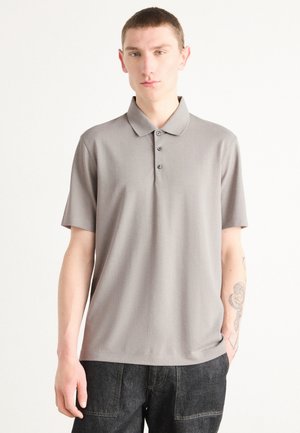 Polo shirt gris à manches courtes avec trois boutons, rayures verticales discrètes, texture douce et col classique.