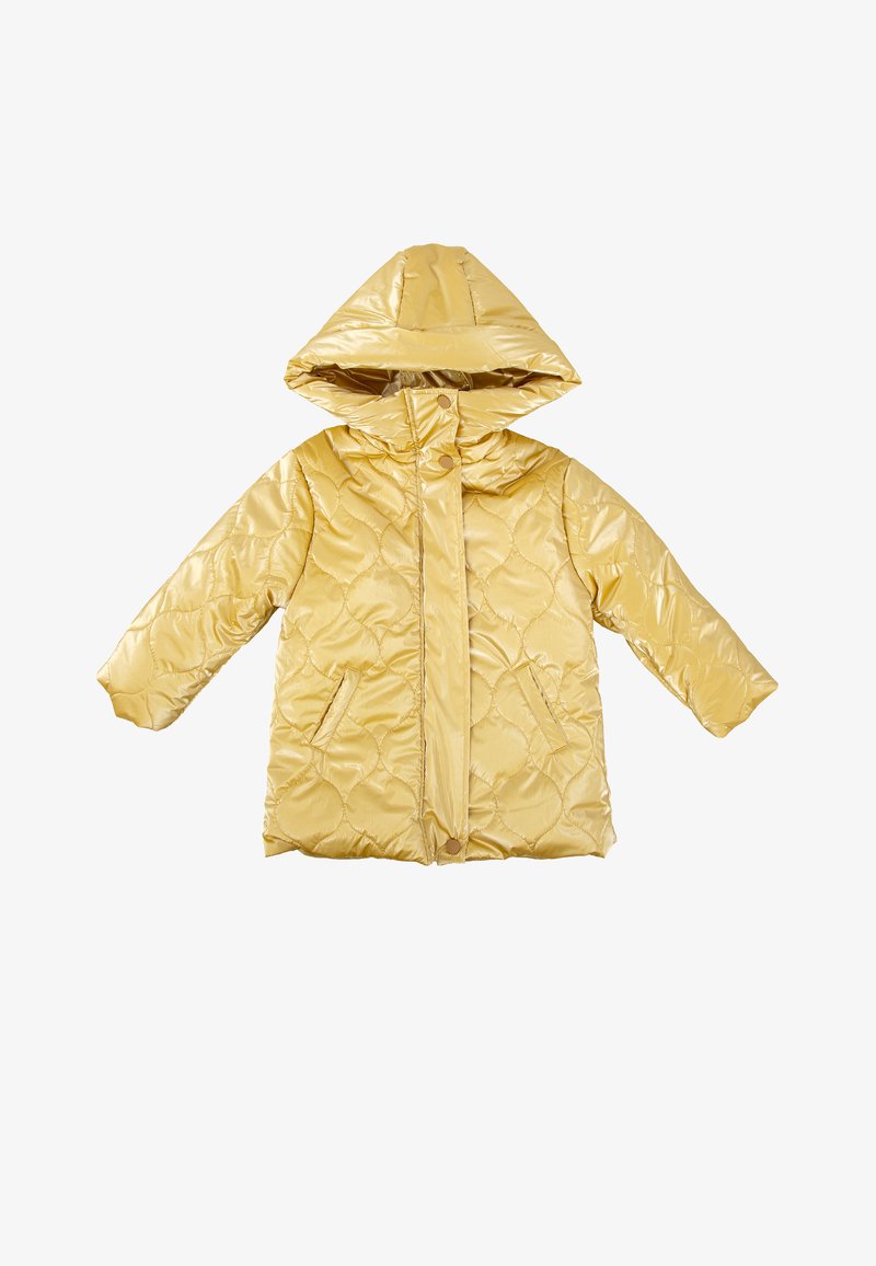 Chaqueta acolchada amarilla para niños pequeños con capucha adjunta, botones de presión y dos bolsillos frontales, exhibida plana sobre un fondo blanco.