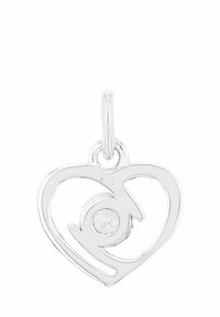 Colgante de plata en forma de corazón, con una gema clara circular en el centro y un lazo adjunto para una cadena.