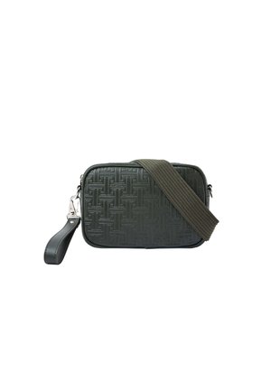 Bolso bandolera rectangular de color verde oscuro con patrón geométrico en relieve, correa ancha de tela desmontable y asa de muñeca de cuero.