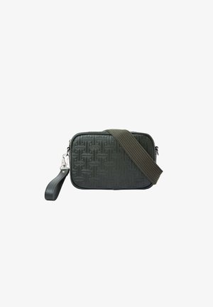 Bolso bandolera rectangular de color verde oscuro con patrón geométrico en relieve, correa ancha de tela desmontable y asa de muñeca de cuero.