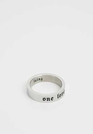 Sølvmetalring med en glat overflade. Indgraveret med "one love" i sort på den ene side og "fainz" indeni. Rund form, mat finish.