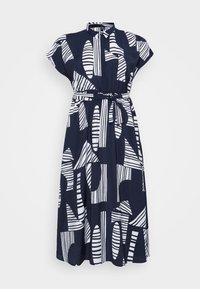 Vestido navy con patrones abstractos en blanco, mangas cortas, cuello con solapa y cinturón en la cintura. Tejido ligero con textura suave.