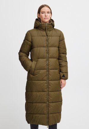 Giubbotto imbottito verde oliva con cappuccio, zip frontale, sezioni trapuntate definite e tasche laterali, con un piccolo logo triangolare nero sulla manica.
