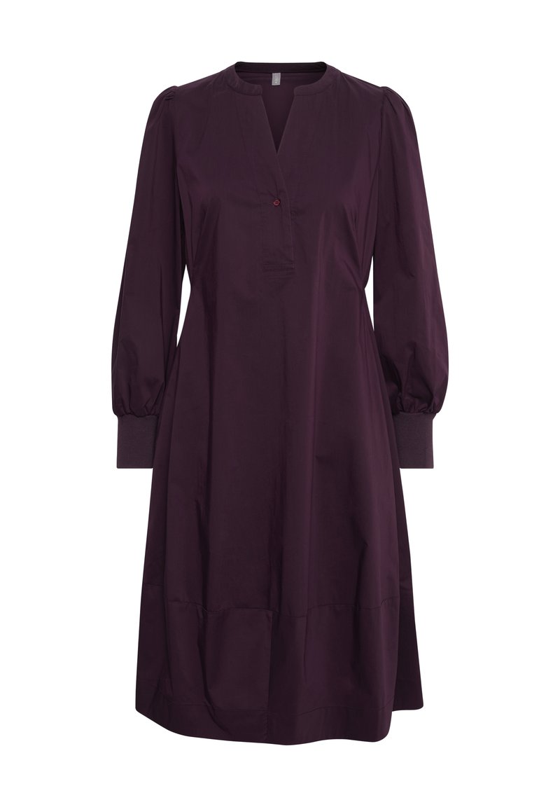 Robe couleur prune avec un décolleté en V, de longues manches bouffantes et des poignets élastiques. Comprend un bouton au niveau du col et un bas évasé. Texture lisse.