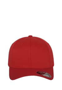 Rode baseballcap van stevig materiaal, met een gebogen rand, gestikte details en een cirkelvormig label aan de zijkant.