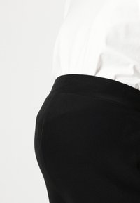 VMMCIRI CAPRI - Šortky - black