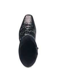 Bottine noire avec un bout pointu, recouverte de sequins, dotée d'une doublure intérieure lisse et d'une fermeture éclair latérale pour un enfilage facile.