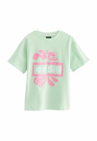 Mintunvihreä lyhythihainen t-paita puuvillasta, jossa on suuri vaaleanpunainen graafinen printti, jossa lukee "oasis" ja ympärillä on roiskeen kaltaisia kuvioita.