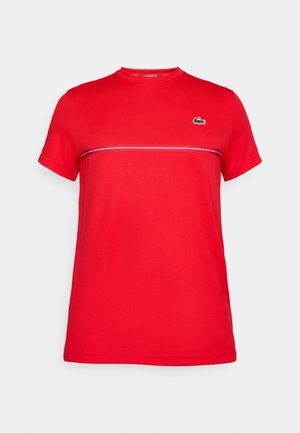 Rode T-shirt met korte mouwen, gemaakt van gladde stof, met een horizontale gestreepte accent en een klein groen krokodillologo op de borst.