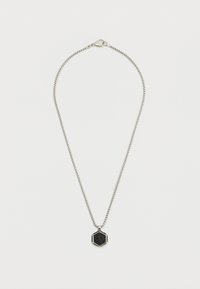 Ασημένιο κολιέ με αλυσίδα που διαθέτει ένα μαύρο εξαγωνικό μενταγιόν με υφή, τονισμένο από ένα ασημένιο περίγραμμα.