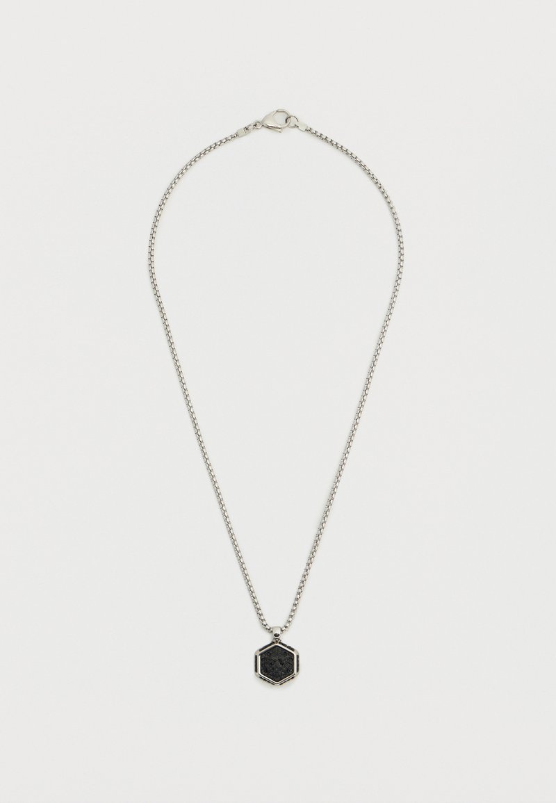 Ασημένιο κολιέ με αλυσίδα που διαθέτει ένα μαύρο εξαγωνικό μενταγιόν με υφή, τονισμένο από ένα ασημένιο περίγραμμα.
