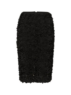 Jupe crayon noire avec un design floral en 3D fait de tissu texturé, coupe ajustée et ourlet au niveau des genoux.