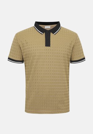 Polo beige à manches courtes avec col et poignets noirs, bandes blanches sur les bords et tissu à motif carré texturé.
