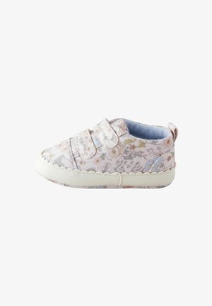 Textilschuh mit floralem Muster in Pastellfarben, ausgestattet mit einer weißen Gummisohle und Klettverschlüssen zum Verschließen. Weicher, strukturierter Oberstoff.