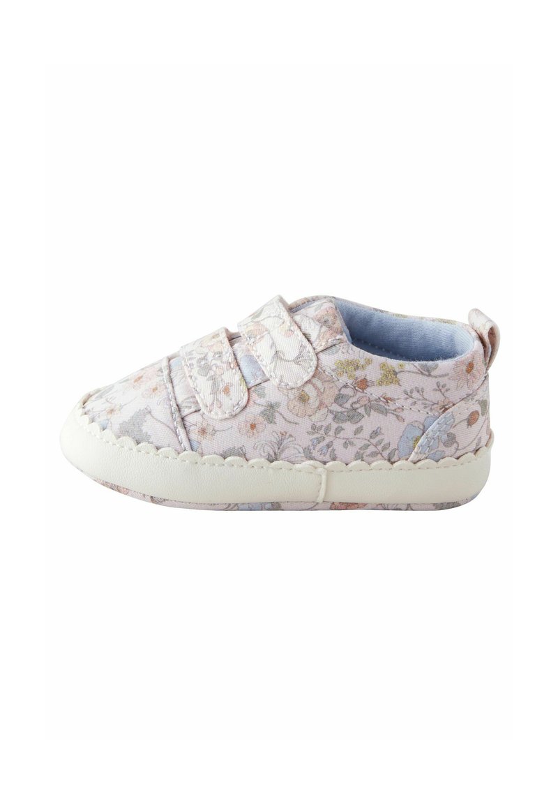 Scarpa in tessuto con motivo floreale dai colori pastello, dotata di una suola in gomma bianca e cinturini in Velcro per la chiusura. Parte superiore morbida e texture.