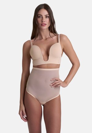 Seno nudo con scollatura profonda, coppe sagomate e spalline regolabili abbinato a uno slip alto nude in un tessuto liscio e stretch.